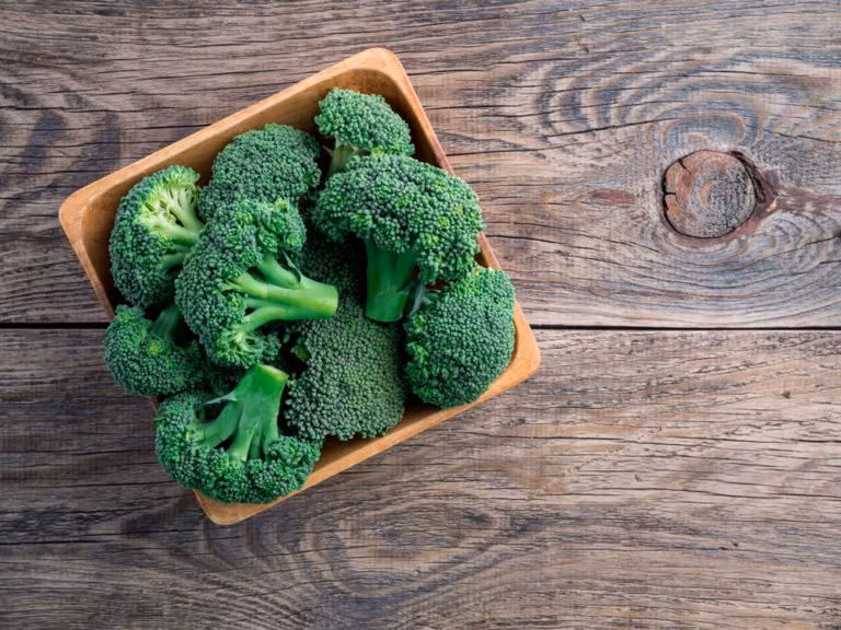 Ăn bông cải xanh: Các loại rau họ cải như bông cải xanh là một trong những thực phẩm chống viêm rất tốt. Bông cải xanh có chứa sulforaphane, một chất phytochemical có thể có đặc tính chống ung thư cũng như tác dụng chống viêm để ngăn ngừa tình trạng viêm mãn tính.