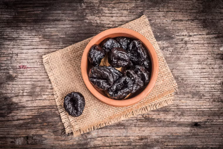 Nên ăn mận: Jackie Newgent, một chuyên gia dinh dưỡng ẩm thực ở Brooklyn, New York cho biết: “Nghiên cứu phát hiện ra rằng, việc thường xuyên ăn mận giúp hỗ trợ sức khỏe tiêu hóa và xương khỏe mạnh, chống viêm tốt nhờ có chứa chất polyphenol”.