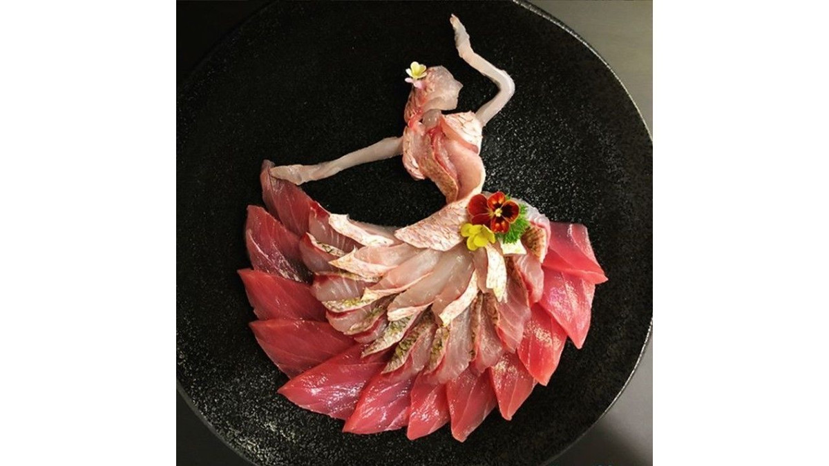 Các loại cá màu sắc khác như cá ngừ, cá hồi, bạch tuộc… được sử dụng rất khéo léo để tạo ra vô số những nhân vật như nàng tiên cá, những nàng công chúa cổ tích hay những con vật dễ thương.