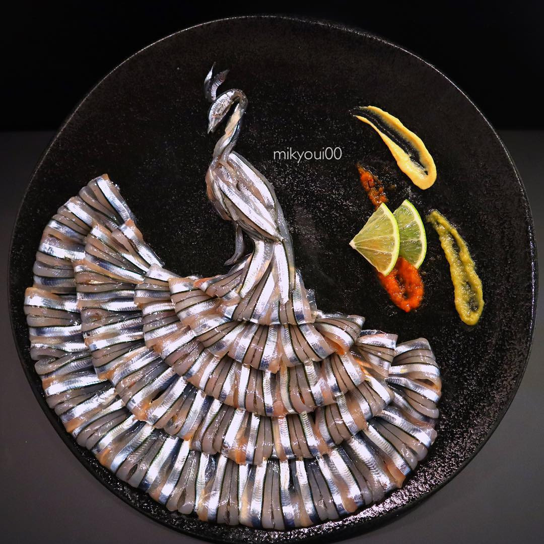 Con công lộng lẫy được tái hiện từ cá.