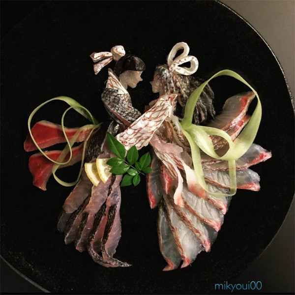 Ông sử dụng các loại cá có vảy bạc để tạo hình hoa văn trên kimono, những lát sashimi được cắt lát mỏng xếp chồng lên nhau tạo nên bộ váy.