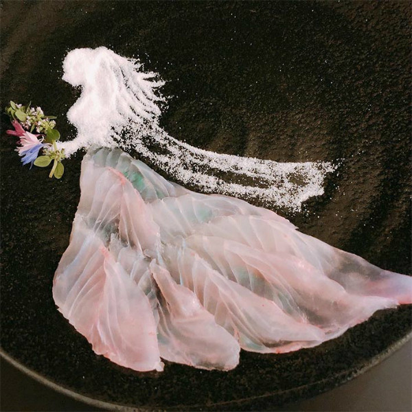 Hầu như các nguyên liệu trên đĩa sashimi đều ăn được như rong biển, trái cây, muối…