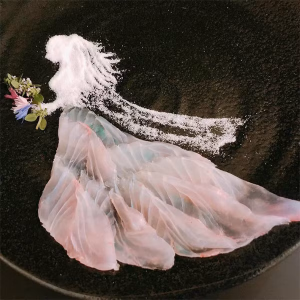 Hầu như các nguyên liệu trên đĩa sashimi đều ăn được như rong biển, trái cây, muối…