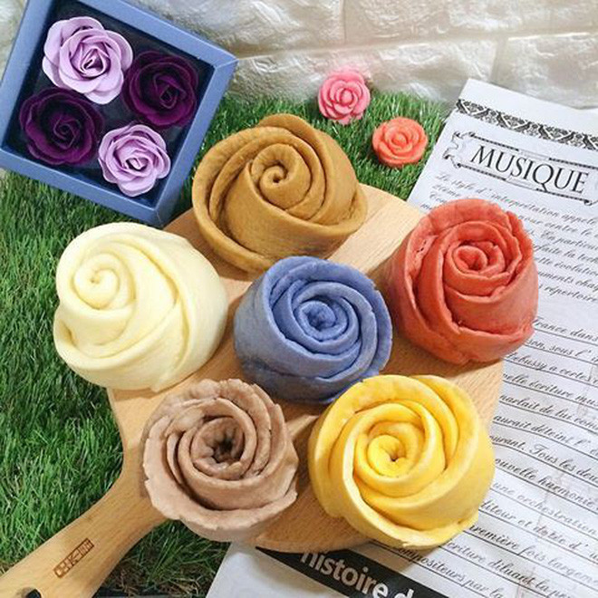 Hình thức đẹp mắt và hương vị thơm ngào ngạt của bánh bao hoa hồng làm thực khách không thể kìm lòng.