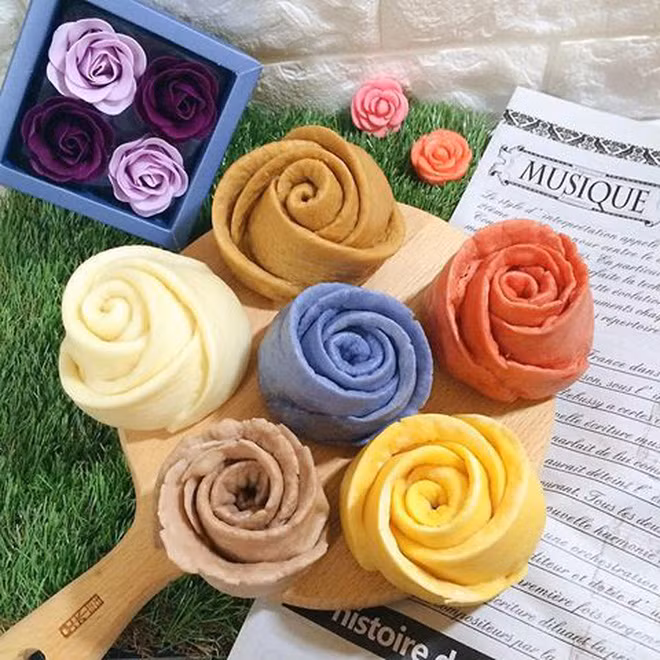 Hình thức đẹp mắt và hương vị thơm ngào ngạt của bánh bao hoa hồng làm thực khách không thể kìm lòng.