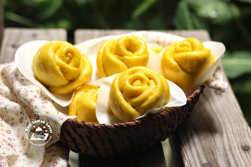 Bột bánh vẫn giữ nguyên công thức cũ nhưng người ta cho thêm các loại rau củ tự nhiên để tạo màu cho món ăn.