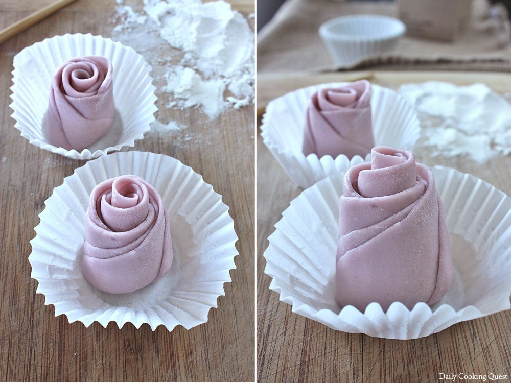 Sau đó, bánh bao hoa hồng được đem hấp đến khi nở đều.