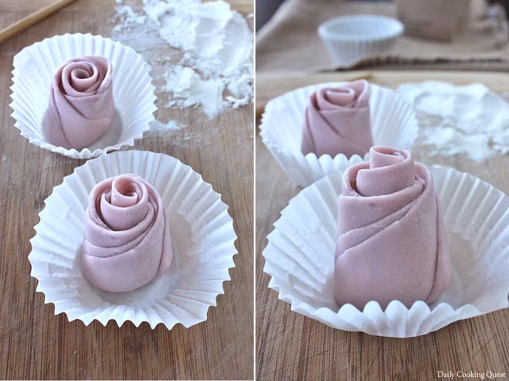 Sau đó, bánh bao hoa hồng được đem hấp đến khi nở đều.