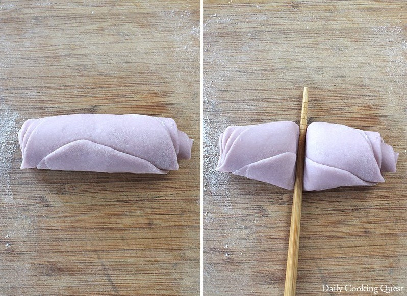 Cắt đôi bột rồi tỉ mỉ nắn phần cuống lại để bông hoa được hoàn chỉnh hơn.