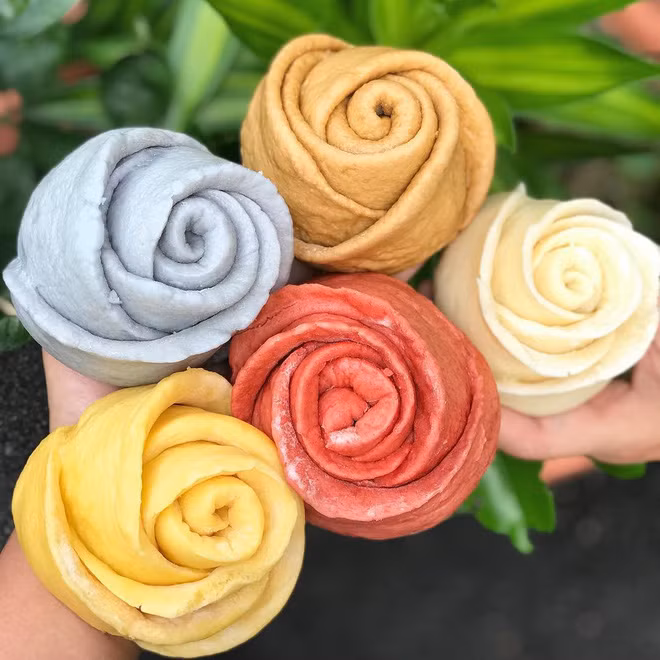 Bánh mềm xốp và có thêm chút ngọt từ các loại rau củ hòa quyện cùng nên mùi vị đặc sắc hơn hẳn.