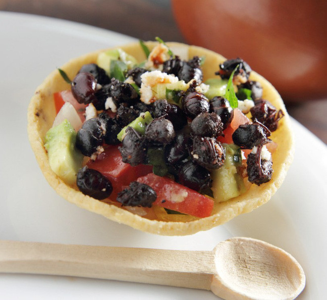 Một số người chỉ đơn giản là rang kiến lên và bỏ cánh đi rồi ăn như một loại hạt. Số khác lại chỉ chọn phần bụng và đuôi kiến để ăn thay vì cả con và cánh.