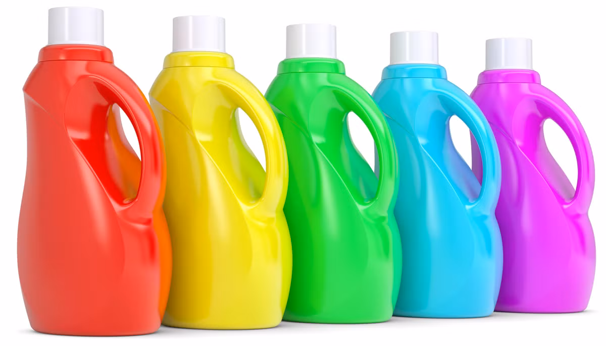 Chất tẩy quần áo: Một số thành phần trong chất tẩy quần áo có thể gây dị ứng da. Dấu hiệu nhận biết là ngứa, khó chịu khi mặc quần áo hoặc ngủ trên chăn, gối được giặt bằng chất tẩy đó.