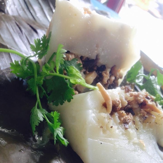 Bánh giò Bến Hiệp: Những cái bánh giò bọc lá chuối xanh thành từng chùm 5, chùm 10 được mọi người thi nhau mua mỗi khi đi ra chợ. Bánh giò ngon khi ăn nóng, có thể ăn lót dạ hoặc ăn thay cơm đều được. Bánh mềm mịn, nhân thịt thơm ngon vừa miệng, có thể ăn kèm tương ớt.