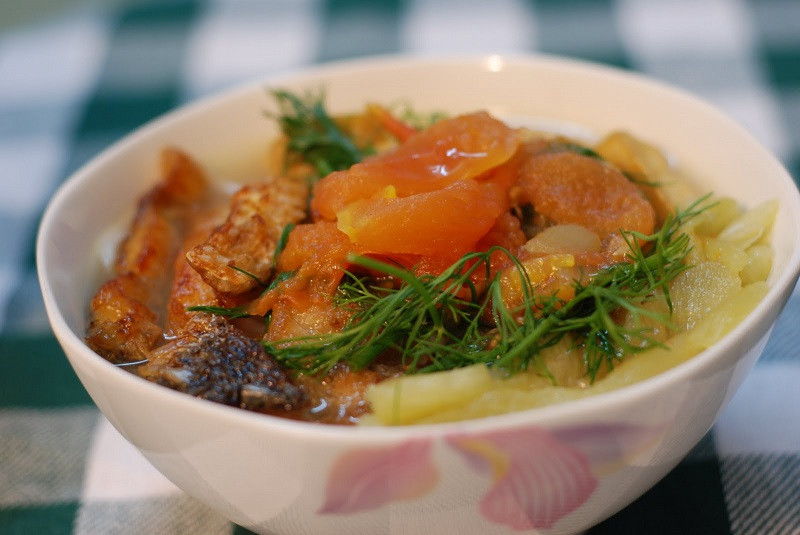 Canh cá Quỳnh Côi: Canh cá ở đây chẳng cần nguyên liệu gì cao sang hay công đoạn chế biến phức tạp. Đơn giản, đậm đà, ngon là ba từ đủ để miêu ta canh cá Quỳnh Côi. Nước dùng thơm ngon, ngọt vị từ cá rô đồng hòa quyện cùng chút gừng cay nồng, chút hăng hăng của rau cải đủ để thực khách phải xuýt xoa.