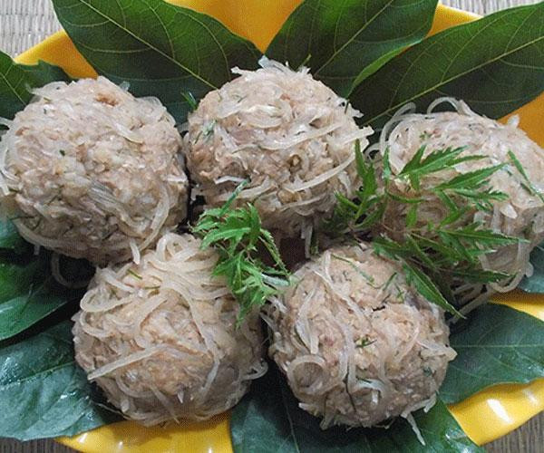 Nem chạo Vị Thủy: Nem chạo hay còn gọi là nem sống – món ăn không thể thiếu trong các mâm cỗ ngày cưới, ngày lễ tại làng Vị Thủy, huyện Thái Thụy, Thái Bình. Nem được làm từ thịt sống, nên chỉ những người có kinh nghiệm chế biến thì khi ăn mới không bị đau bụng.