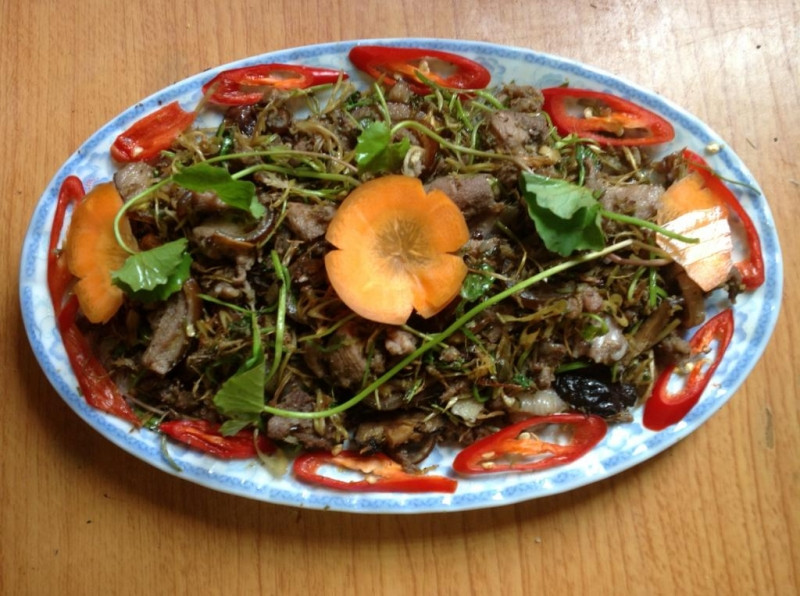 Thịt mèo xào rau má: Thái Bình, nơi còn được đặt tên là "thành phố thịt mèo". Không những được ưa chuộng thịt mèo là một trong những món ăn đặc sản nổi tiếng ở Thái Bình. Thành phố Thái Bình có tới hơn 30 nhà hàng treo biển "đặc sản thịt mèo" công khai.