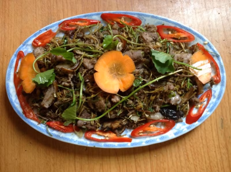 Thịt mèo xào rau má: Thái Bình, nơi còn được đặt tên là "thành phố thịt mèo". Không những được ưa chuộng thịt mèo là một trong những món ăn đặc sản nổi tiếng ở Thái Bình. Thành phố Thái Bình có tới hơn 30 nhà hàng treo biển "đặc sản thịt mèo" công khai.