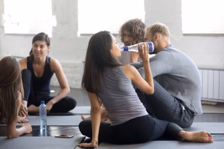 Uống đủ nước: Mất nước khiến bạn trông già hơn bởi nó làm khô da, do đó khiến bạn trông mệt mỏi. Hãy luôn mang theo một chai nước bên mình để bạn có thể bổ sung đầy đủ.