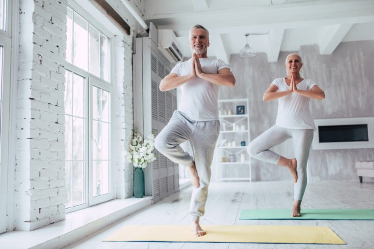 Tập thể dục nhiều hơn: Thói quen thể dục giúp bạn trông trẻ hơn bởi nó cải thiện tâm trạng và giấc ngủ của bạn.