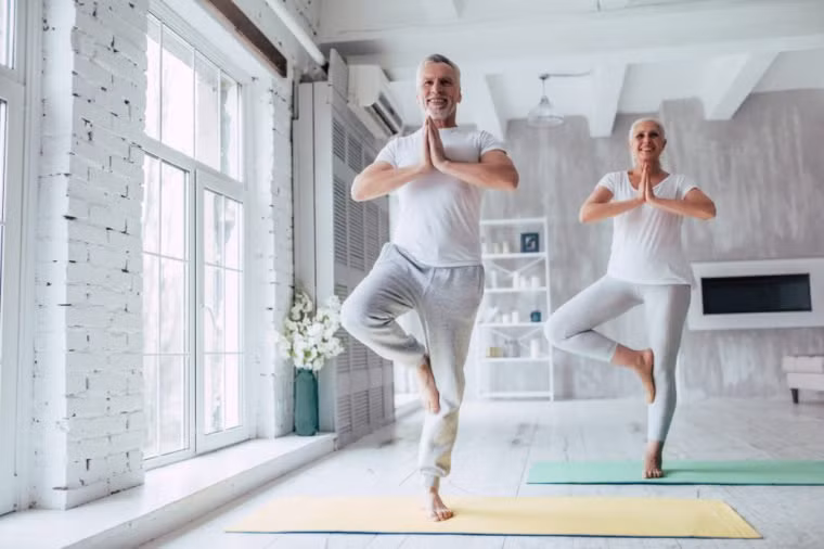 Tập thể dục nhiều hơn: Thói quen thể dục giúp bạn trông trẻ hơn bởi nó cải thiện tâm trạng và giấc ngủ của bạn.