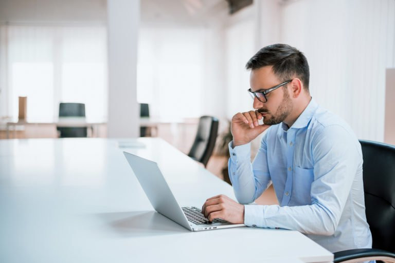 Tư thế làm việc: Tư thế ngồi làm việc xấu không chỉ có thể dẫn đến đau đầu, đau cổ và khó thở mà còn có thể khiến bạn trông già hơn, theo báo cáo của Mayo Clinic. Ngồi thẳng trên ghế chính là tư thế giúp bạn trông trẻ trung và tự tin hơn.