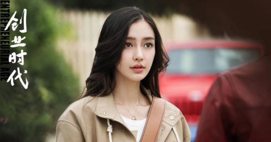 Dù đã 30 tuổi nhưng người đẹp xứ Trung vẫn giữ được nét trẻ trung và vóc dáng nóng bỏng. Mỗi ngày, Angela Baby đều dùng một quả trứng gà như một bí quyết giúp bổ sung nguồn đạm cho cơ thể và giúp duy trì làn da căng mịn. Cô tránh xa hoàn toàn những thực phẩm gây nóng trong người, là nguyên nhân nổi mụn, mẩn ngứa…