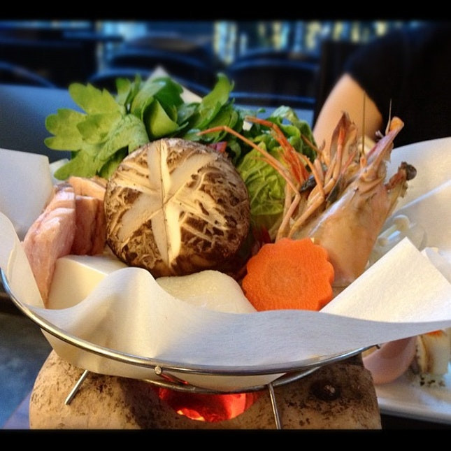 Các loại rau củ thường được dùng để trang trí như rau cải, cải thảo, nấm kim, nấm rơm, nấm hương, ngô, cà rốt, súp lơ… Khi mới nhìn các bạn sẽ thấy vô cùng đẹp mắt, khi ăn sẽ có thêm các loại thịt thái lát như thịt bò, giò, tôm, mực…