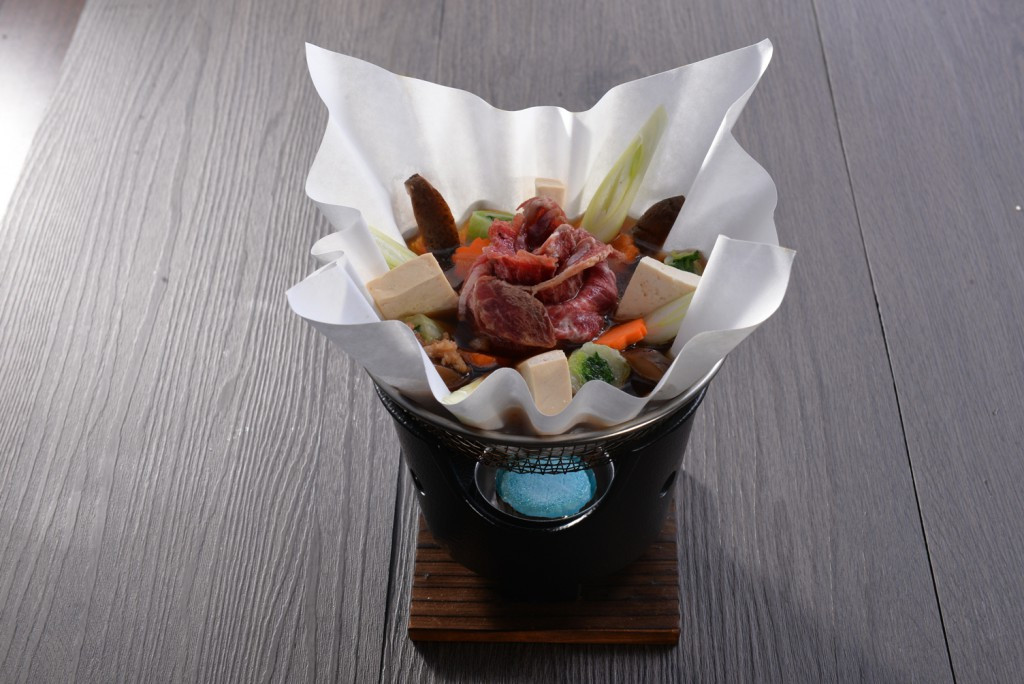 Lẩu giấy thường được phục vụ trong đám cưới truyền thống và những bữa tiệc ở Nhật Bản.