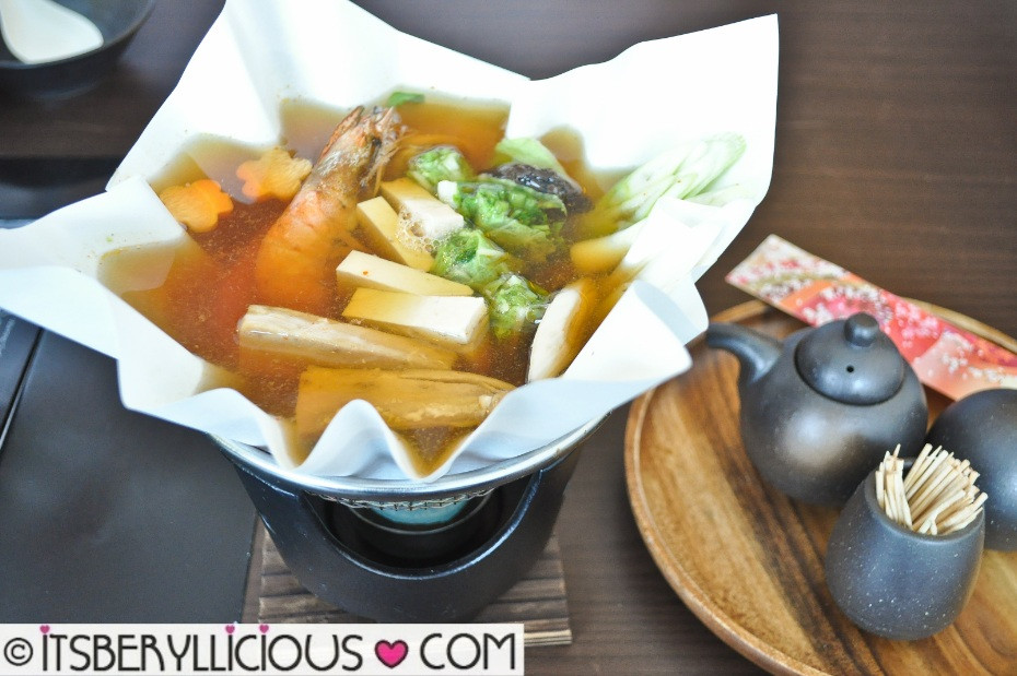 Lẩu giấy thường được bày các loại rau củ trước, khi bắt đầu ăn sẽ bật bếp và cho nước lẩu vào.