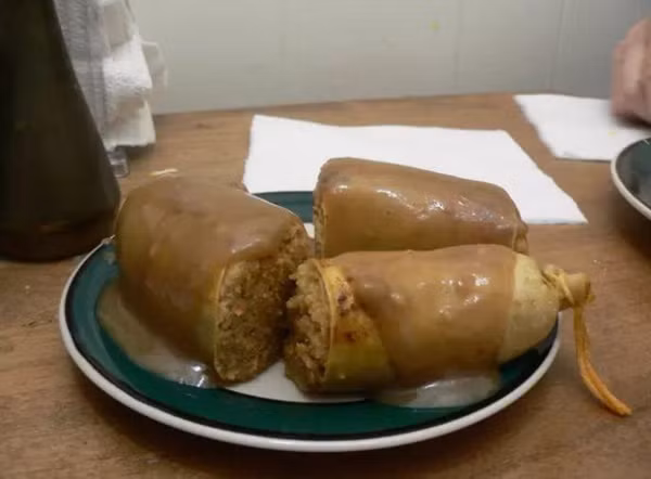 Kishka: Đây là món ăn gồm ruột gà được nhồi với thịt băm và một số gia vị đặc biệt sau đó được phủ nước sốt. Ảnh: Internet.