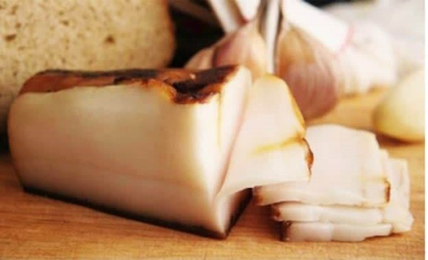 Mỡ lợn muối: Món này là thịt mỡ lưng lợn cắt thành từng miếng ướp muối, có hoặc không có da.