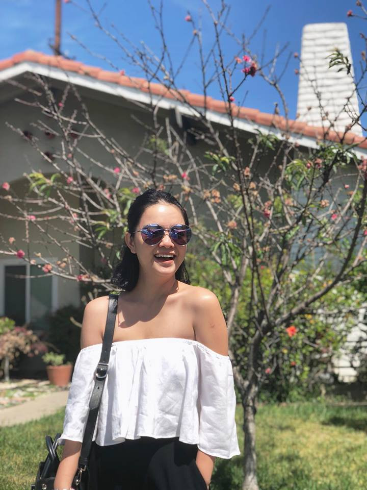 Cô diện áo trễ tay khoe đôi vai trần gợi cảm. Ảnh: FB, Internet.