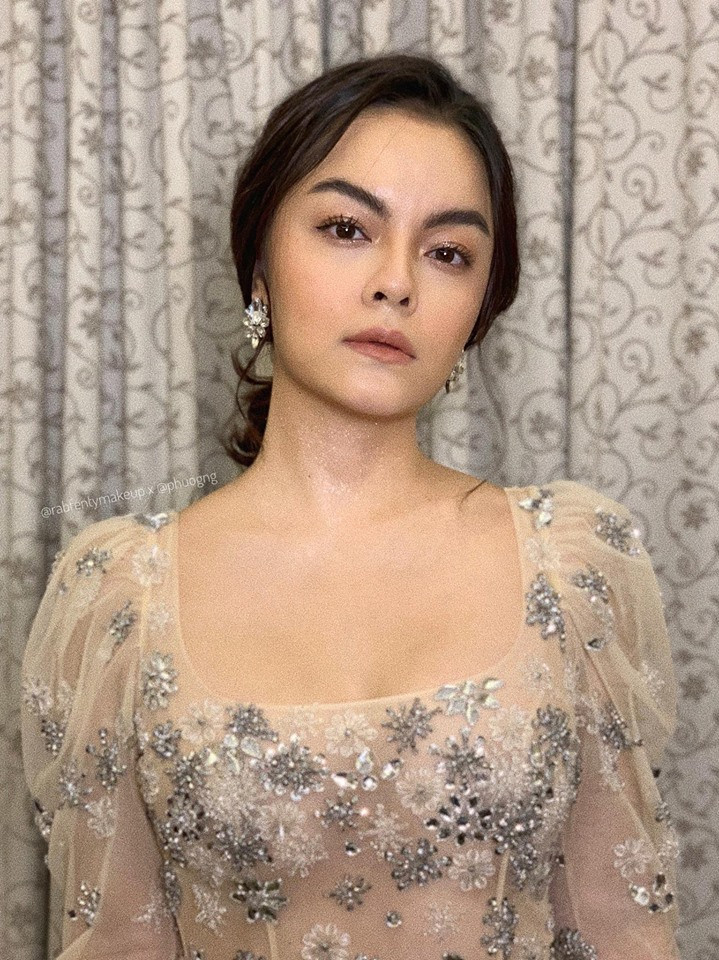 Phong cách thời trang quyến rũ của bà mẹ hai con nhận được nhiều lời khen của người hâm mộ.