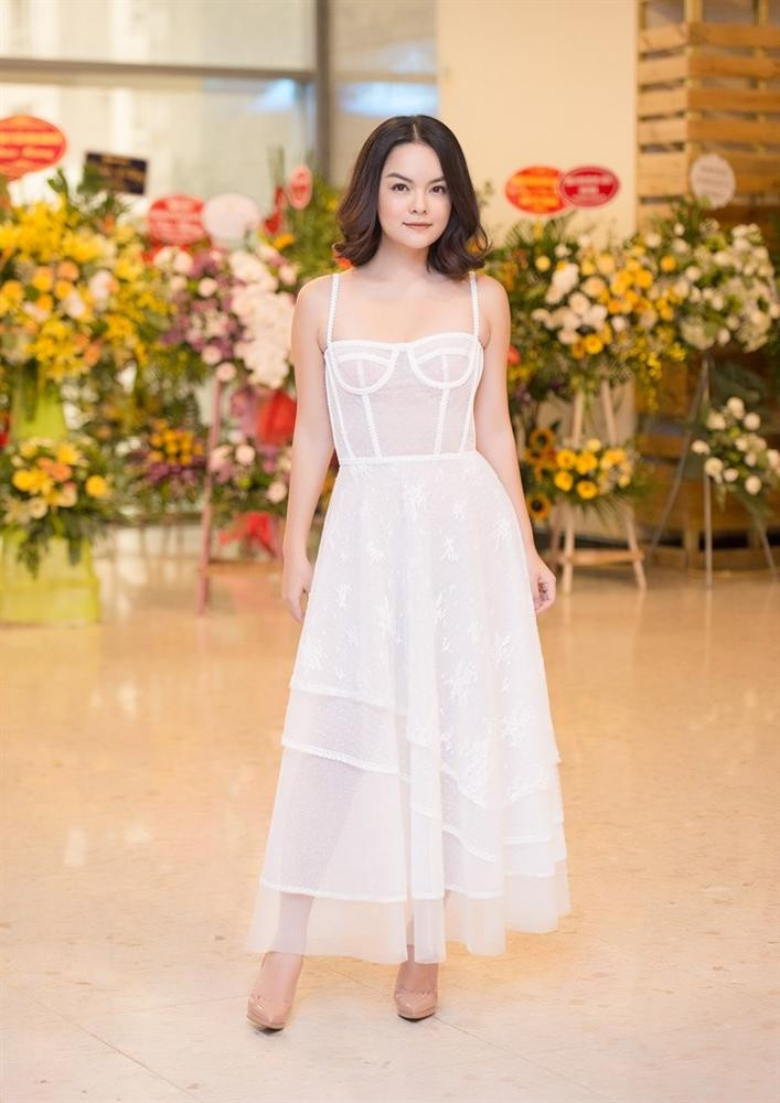 Xuất hiện tại sự kiện hồi tháng 7 vừa qua, cô chọn gu thời trang trẻ trung, gợi cảm với váy chất liệu xuyên thấu.