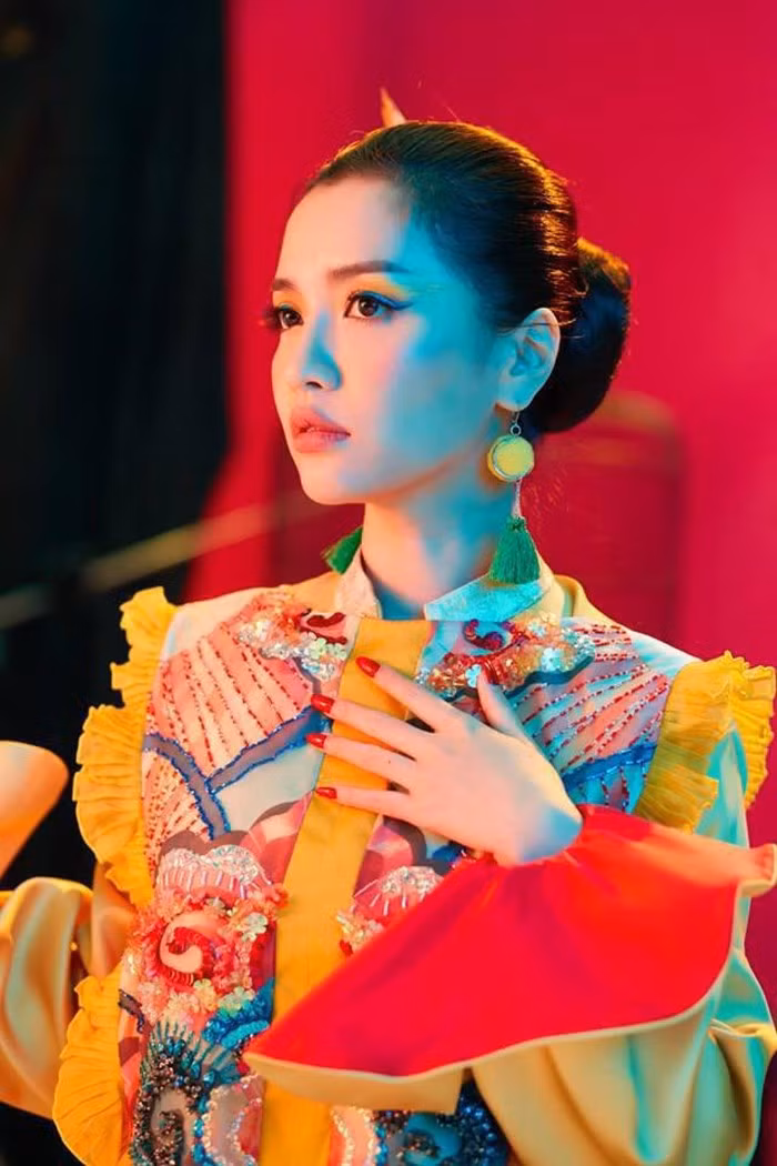 Dù trong MV thường xuyên để kiểu tóc búi nhưng Bích Phương vẫn ghi điểm nhờ V-line chuẩn từng milimet sau khi giảm cân.