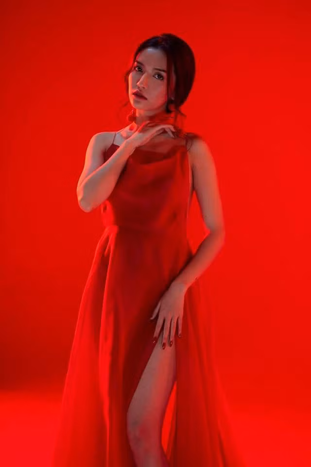 Bích Phương trở lại ngoạn mục trong MV đầy ma mị “Bùa Yêu” với màn lột xác sau khi giảm cân thành công.