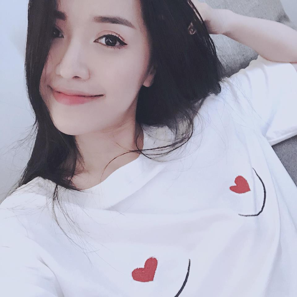 Ngoài chế độ ăn kiêng nghiêm ngặt, Bích Phương còn duy trì tập gym cùng huấn luyện viên riêng vào những hôm không có lịch đi diễn. Khi đi lưu diễn, cô tranh thủ tập gym tại các khách sạn mình ở.