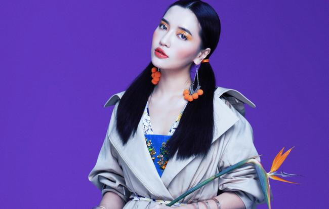 Sau khi ra mắt MV Bùa yêu, Bích Phương nhận được nhiều lời khen nhờ nhan sắc thăng hạng và thân hình quyến rũ. Tuy vậy, ít người biết rằng, nữ ca sĩ đã phải giảm 4kg trong vòng 3 tháng, hiện tại cô nàng cao 1m68 và nặng 47kg.