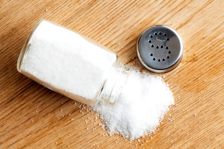 Bớt ăn muối vào bữa tối: Quá nhiều natri, đặc biệt là trước khi đi ngủ, có thể khiến mí mắt giữ lại chất lỏng dư thừa, bác sĩ Kim nói.