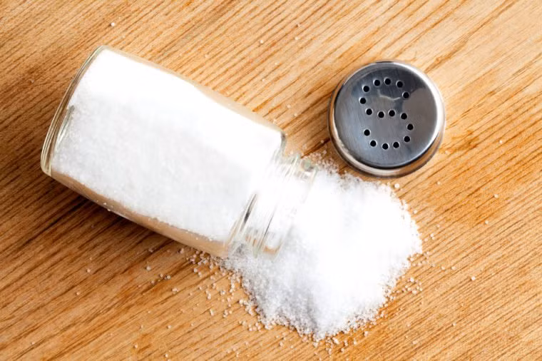 Bớt ăn muối vào bữa tối: Quá nhiều natri, đặc biệt là trước khi đi ngủ, có thể khiến mí mắt giữ lại chất lỏng dư thừa, bác sĩ Kim nói.