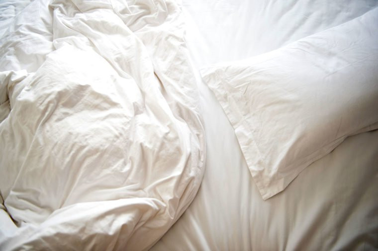 Thay đổi vỏ gối thường xuyên: Vỏ gối bằng chất liệu lụa hoặc satin sẽ tốt hơn cho làn da của bạn. Vỏ gối mềm ít mài mòn và giảm thiểu viêm, là một trong những nguyên nhân gốc rễ của lão hóa da.