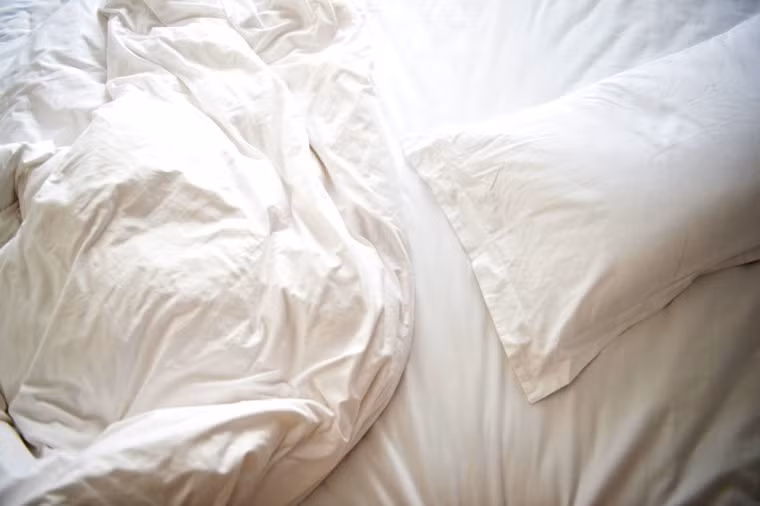 Thay đổi vỏ gối thường xuyên: Vỏ gối bằng chất liệu lụa hoặc satin sẽ tốt hơn cho làn da của bạn. Vỏ gối mềm ít mài mòn và giảm thiểu viêm, là một trong những nguyên nhân gốc rễ của lão hóa da.