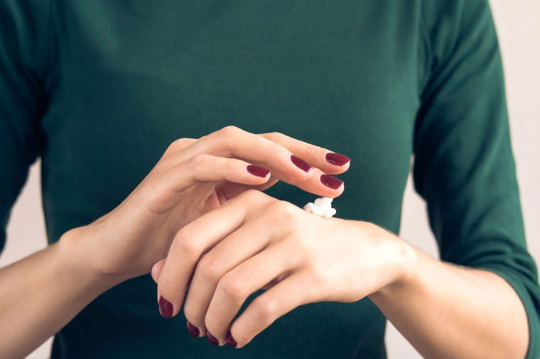 Dưỡng ẩm môi và tay: Nhớ giữ ẩm môi và tay trước khi đi ngủ, bác sĩ Kim khuyên. Vào ban ngày, rất khó để giữ ẩm cho những bộ phận cơ thể này bởi việc ăn uống khiến bạn rửa tay liên tục. Do vậy, hãy tận dụng lúc ngủ để dưỡng ẩm.