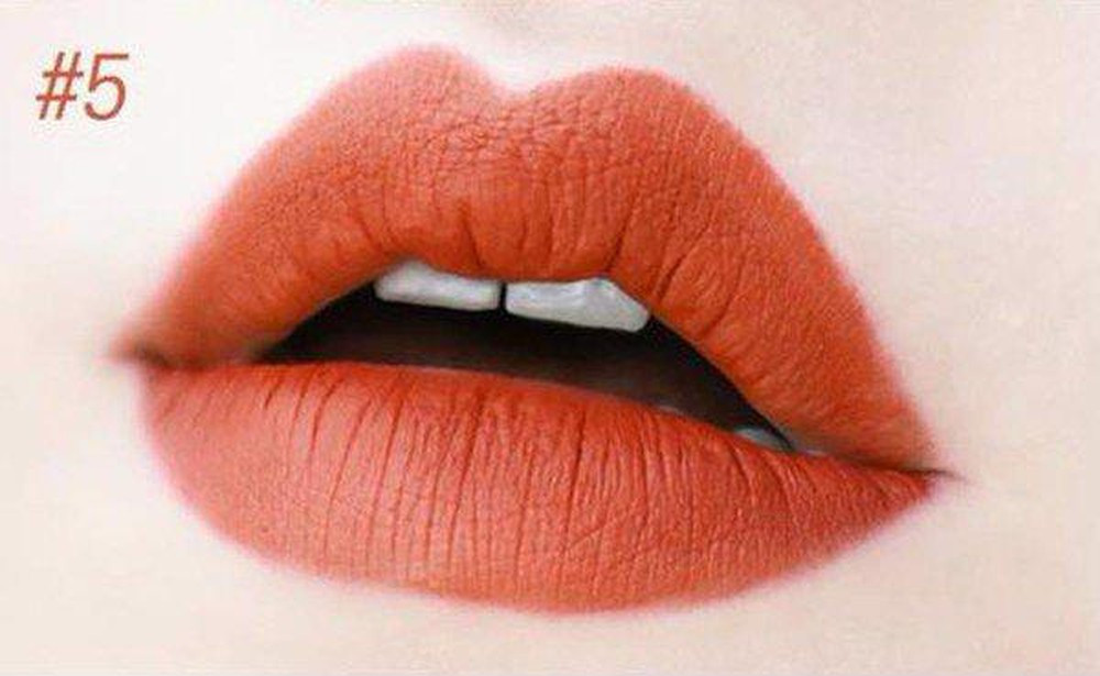 Cũng là sắc cam, sắc nâu nhưng lại hòa quyện cùng chút xíu sắc đỏ trầm ấm tạo nên một ánh nhìn mới lạ hơn nhưng không kém phần thanh lịch và duyên dáng. Dù bạn ở tông da nào, sáng hay ngăm, da tông lạnh hay tông nóng, đánh màu son này lên vẫn rất xinh, làm sáng da.