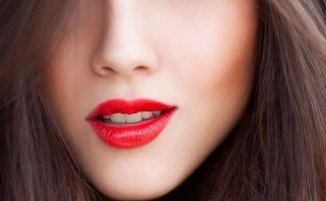 Màu son đỏ cherry: Không chỉ đơn thuần là một màu đỏ cổ điển, đỏ cherry với một chút xíu hồng hoặc chút xíu cam thực sự là một lựa chọn ấn tượng bởi nó cực kỳ tôn da, khiến khuôn mặt bạn bừng sáng rạng rỡ.