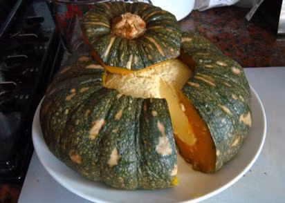 Sankaya: Món ăn Thái này được làm bằng cách hấp sữa dừa và trứng bên trong một quả bí ngô rỗng. Món ăn hấp dẫn này được cho là được lấy cảm hứng từ Bồ Đào Nha.