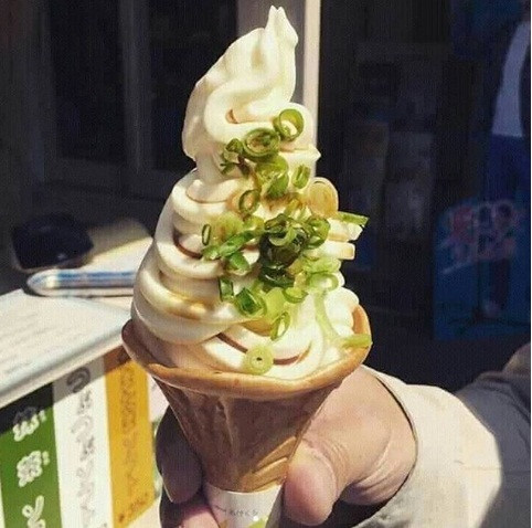 Kem hành lá: Món kem này có nguồn gốc từ Trung Quốc, nó phủ hành lá xắt nhỏ trên bề mặt cây kem. Ảnh: BS.