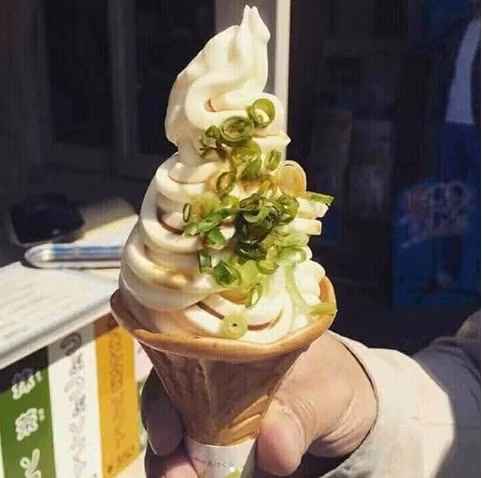 Kem hành lá: Món kem này có nguồn gốc từ Trung Quốc, nó phủ hành lá xắt nhỏ trên bề mặt cây kem. Ảnh: BS.