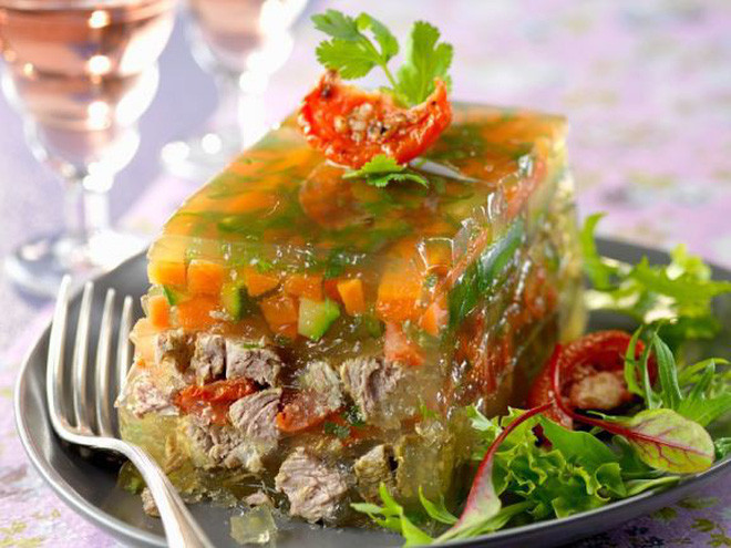 Aspic, hay rau câu thịt lạnh, là một món ăn của người Mỹ với thành phần chính là những loại thịt được hầm mềm và đông lạnh lại cùng gelatin. Hỗn hợp này tạo nên một phần thạch trông tương tự như một món tráng miệng nhưng lại đan xen giữa hương vị mặn - ngọt rất độc đáo.