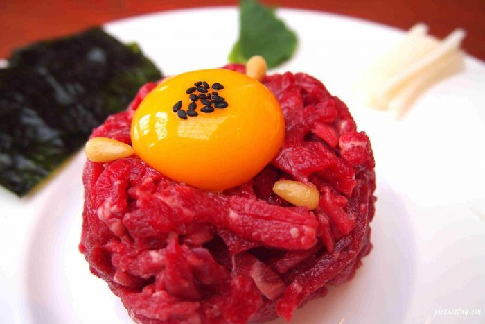 Yukhoe: Đây là món thịt bò sống trộn cùng trứng sống của Hàn Quốc. Món ăn được lấy cảm hứng từ món Tartare của người Pháp, thịt sống trộn cùng sốt Tartare.